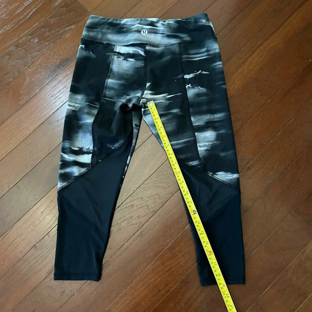 Lululemon black abstract cropped legging size 6 mesh bottom - Picture 6 of 8
